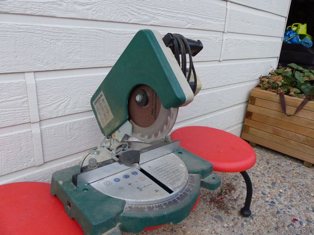 scie électrique à onglets